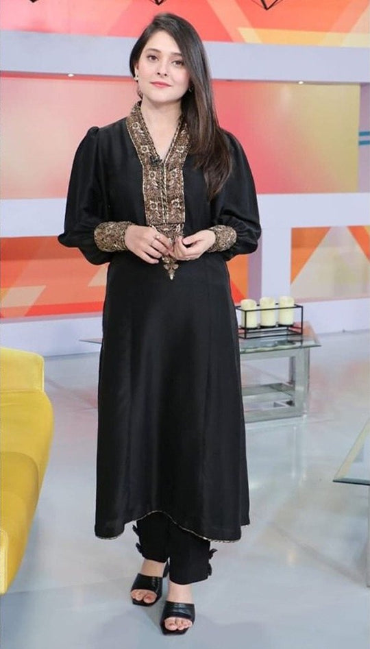 Sabeen Farooq wearing Divine Onyx by Virsaay