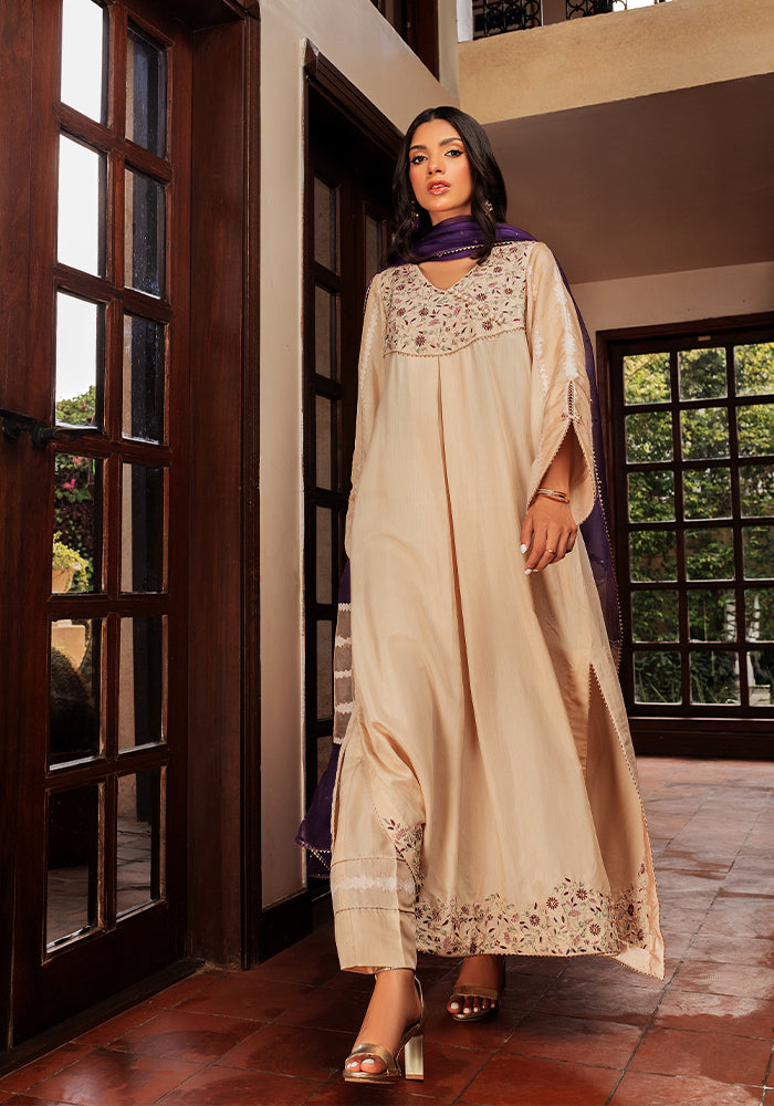 An ivory Vasl look in the light of an old house
